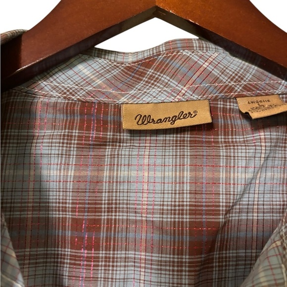 Wrangler Women’s Pearl Snap Shimmer Plaid Lightweight Shirt- Size Large - Picture 2 of 4